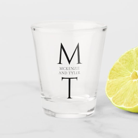 Moderne Monogram Vet Zwart Beginletters Shot Glas (Voorkant)