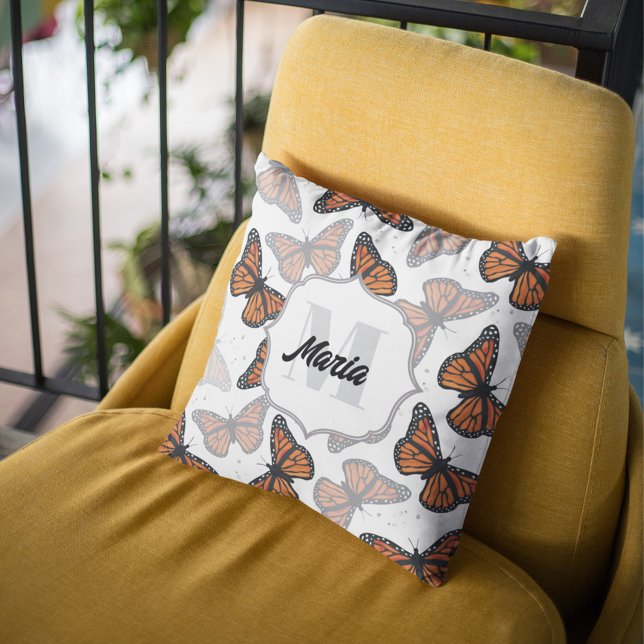 Moderne monogram vlinders gepersonaliseerd kussen (Elegant monogram pillow with botanical monarch butterflies. )