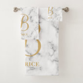 Moderne monogram witte marmer monogram met gemarme bad handdoek (Insitu)