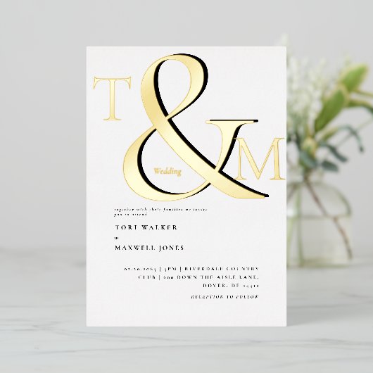 Moderne monogram zwart-wit en goudbruin folie uitnodiging (Staand Voorkant)