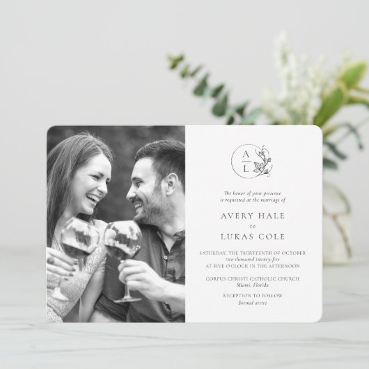 Moderne Monogram Zwart Wit Fotobruiloft Kaart (Staand voorkant)