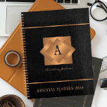 Moderne monogram zwarte goudnaam, elegant planner<br><div class="desc">Een stijlvolle elegante zakelijke of persoonlijke 2025 zwarte planner met gouden koperen metalen geometrische vierkante monogrammed label op een zwart lederen look achtergrond. Perfect voor een stijlvol zakelijk afbeelding voor een bedrijfsmanager, regisseur, mode stylist, interieurontwerper, designer, designer, schoonheidssalonmanager, visagist, haarstylist. Gemakkelijk te personaliseren met uw monogram initiaal, naam en tekst!...</div>