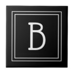 Moderne Monogram Zwarte & Witte Initiaal Eenvoudig Tegeltje<br><div class="desc">Moderne & stijlvolle gepersonaliseerde monogram toegevoegd aan decoratieve chic eenvoudige bijgewerkte decoratieve tegel in echt zwart en wit. Geweldig cadeau-idee! Eenvoudig aanpassen met het ontwerpprogramma om het uw eigen te maken! Neem contact met me op via beachpausedesigns@gmail.com als u hulp nodig hebt of vragen heeft over dit of een van...</div>