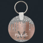 Moderne monogrammed Silver Glitter drukt roze meta Sleutelhanger<br><div class="desc">Moderne, girly Silver Glitter druipt naam en monogrammed sleutelhanger.Dit ontwerp is voorzien van zilvergrijze (grijze) glitter sparkle druppels op roze roze roze roze goudbruine metalen achtergrond met aangepast gepersonaliseerd monogram initiaal en sjabloon van voornaam tekst. Perfect vrouwelijk geschenk. Let op, dit ontwerp is een fotogeprint effect. Neem contact met me...</div>