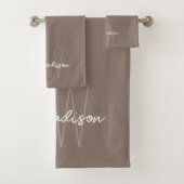 Moderne Monogramnaam Script Taupe Bad Handdoek (Insitu)