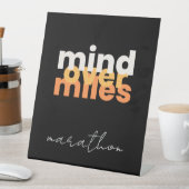 Moderne Motivatie Zwart Sinaasappel Vette Typograf Reclamebord Met Voetstuk (Insitu)