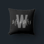 Moderne Mr. mevrouw zwart-wit monogram Kussen<br><div class="desc">Voeg een persoonlijke touch toe aan je ruimte met deze stijlvolle woondecoratie Moderne zwart-wit monogram kussenhoes met een monogram initiaal en Mijnheer & Mevrouw. Gemakkelijk aanpasbaar om je eigen naam en initiaal weer te geven,  het is de perfecte combinatie van comfort en personalisatie voor je huis!</div>