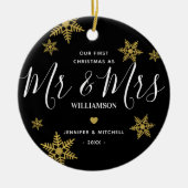 Moderne Mr & Mrs Gold Snowflake Onze eerste Kerstm Keramisch Ornament (Voorkant)