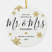 Moderne Mr & Mrs Gold Snowflake Onze eerste Kerstm Keramisch Ornament (Voorkant)