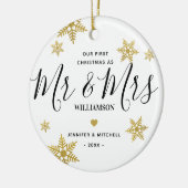 Moderne Mr & Mrs Gold Snowflake Onze eerste Kerstm Keramisch Ornament (Links)