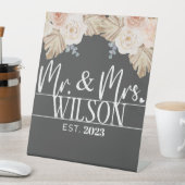Moderne Mr & Mrs. Vast Bohemian Wedding Reclamebord Met Voetstuk (Insitu)