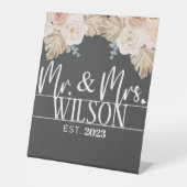 Moderne Mr & Mrs. Vast Bohemian Wedding Reclamebord Met Voetstuk (Voorkant)