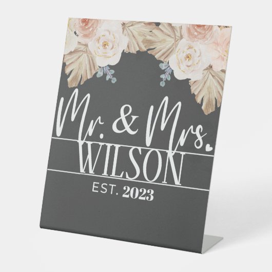 Moderne Mr & Mrs. Vast Bohemian Wedding Reclamebord Met Voetstuk (Voorkant)