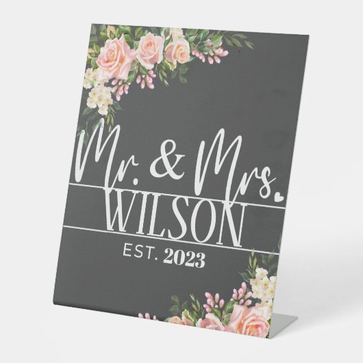 Moderne Mr & Mrs. Vast roze Rose Wedding Reclamebord Met Voetstuk (Voorkant)