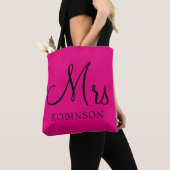 Moderne Mrs Hot Pink Zwarte Script Trouw Monogram Tote Bag (Dichtbij)