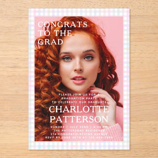 Moderne Multicolour Gingham Fotoafstudeerfeest Acryl Uitnodigingen (Voorkant)