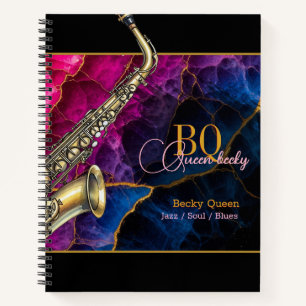 Moderne musicus, gouden saxofoon, jazz, monogram notitieboek