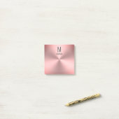 Moderne naam en monogram op roze gepenselde metale post-it® notes (Op bureau)