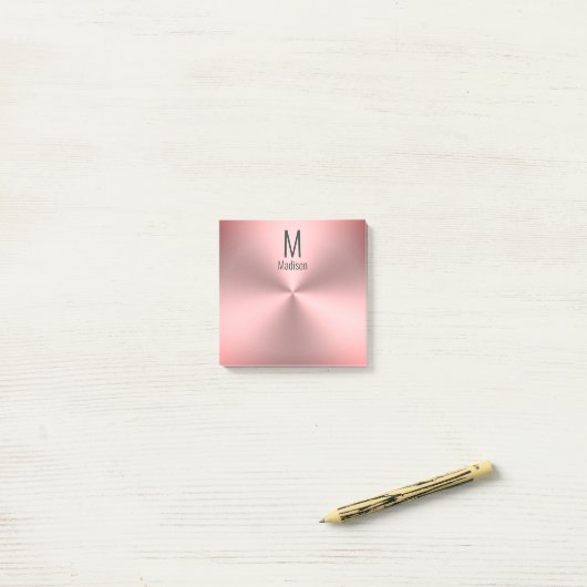 Moderne naam en monogram op roze gepenselde metale post-it® notes (Op bureau)