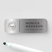Moderne naam, Logo en titelnaam Naamplaatje (In situ)