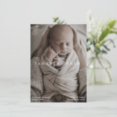 Moderne naam monogram pasgeboren foto aankondiging (Staand voorkant)