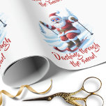 Moderne naam Ski Santa Claus Funky Fun Christmas Cadeaupapier<br><div class="desc">Wikkel uw geschenken in vet vakantie humor met dit inpakpapier met een herhalend patroon van skiën Santa en het bewerkbare rode script "Dashing Through the Snow!". De witte achtergrond houdt het ontwerp helder en schoon, terwijl de bewegende illustratie energie en plezier toevoegt. Perfect voor kleurrijke funky shred skiën en helder...</div>