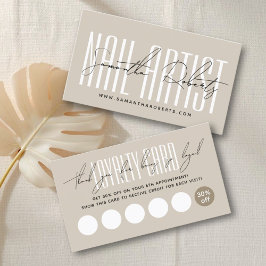 Moderne nagelkunstenaar script typografie beige klantenkaartje
