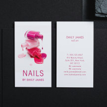 Moderne nagelstylist met roze nagellak