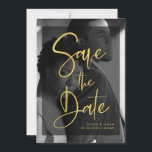 Moderne namaak goud en zwarte overlay | Foto Save The Date<br><div class="desc">Deze moderne,  elegante 'save the date'-trouwkaarten bevatten jouw eigen persoonlijke foto die de achtergrond volledig bedekt. Een dunne zwarte overlay bevat namaak goud trendy script typografie en er is meer ruimte voor jouw informatie op de achterkant van de kaart. Een glamoureuze,  stijlvolle look die jouw gasten zullen waarderen!</div>