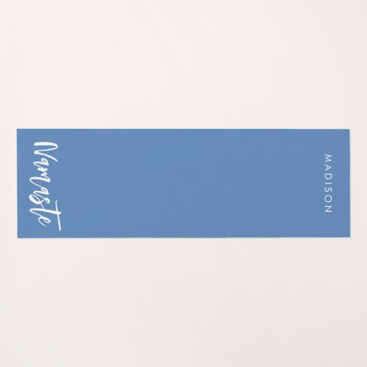 Moderne Namaste Naam Dusty Blue Yoga Mat (Achterkant (horizontaal))