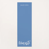 Moderne Namaste Naam Dusty Blue Yoga Mat (Voorkant)