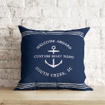 Moderne Nautical Custom Boat Name Anchor Welkom Kussen<br><div class="desc">Nautical boating kussen in marine blue reading "Welkom aan boord",  evenals uw aangepaste bootnaam en locatie binnen een ankerontwerp.</div>