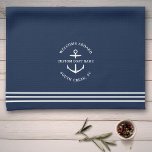 Moderne Nautical Custom Boat Name Anchor Welkom Theedoek<br><div class="desc">Keukenhanddoek voor de autische boor in blauw marinesblauw die "welkom aan boord"evenals uw naam en plaats van de douaneboot binnen een ankerontwerp lezen.</div>