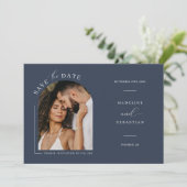 Moderne Navy Blauwe Boog Foto QR Code Save the Dat Kaart (Staand voorkant)