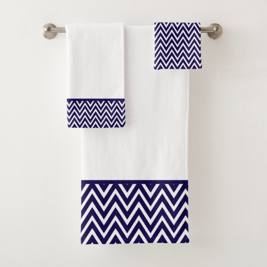 Moderne Navy Blauwe en Witte Chevron Streep Bad Handdoek (Insitu)
