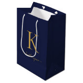 Moderne Navy Blauwe Gouden Monogram Naam Medium Cadeauzakje (Voorkant Gekanteld)