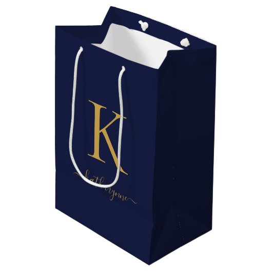Moderne Navy Blauwe Gouden Monogram Naam Medium Cadeauzakje (Voorkant Gekanteld)