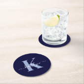 Moderne Navy Blauwe Script Monogram Ronde Kartonnen Onderzetter (Insitu)