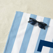 Moderne Navy Blauwe Streep Monogram Naam Strandlaken (In situ)