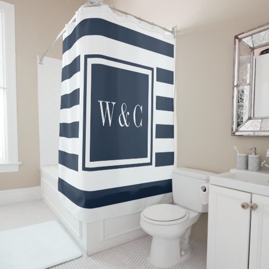 Moderne Navy Blauwe Witte Streep Trendy Monogram Douchegordijn (In situ)