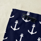 Moderne Navy Blue Anchor Pattern Name Nautical Strandlaken (In situ)
