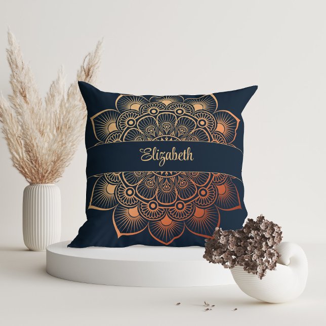 Moderne Navy Blue Mandala Aangepaste naam Kussen (Modern Navy Blue Mandala Custom Name Throw Pillow on white room with dry flowers.)