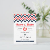 Moderne Navy Coral Chevron Lovebirds Save the Date Aankondigingskaart (Staand voorkant)