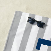 Moderne Navy Grijze Streep Monogram Naam Strandlaken (In situ)