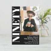 Moderne negentig zwart 90e verjaardag partij foto kaart (Staand voorkant)