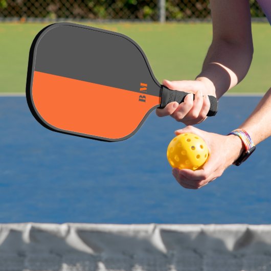 Moderne Neon Oranje En Grijs Monogram Aangepast Pickleball Paddle (Insitu)