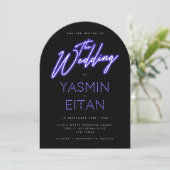 Moderne Neon Paarse Glow Black Arch Wedding Kaart (Staand voorkant)