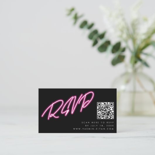 Moderne Neon Roze Glow Black Wedding RSVP Informatiekaartje (Staand voorkant)