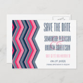 Moderne neon roze marineblauwe chevron slaan de da aankondigingskaart (Voorkant / Achterkant)
