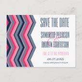 Moderne neon roze marineblauwe chevron slaan de da aankondigingskaart (Voorkant)